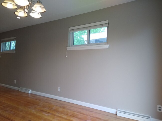Building Photo - Stunning 4 bedroom 2 bath Virginia Village...