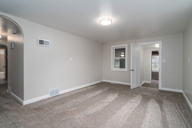 Building Photo - 3 Bedroom Home Available Now!