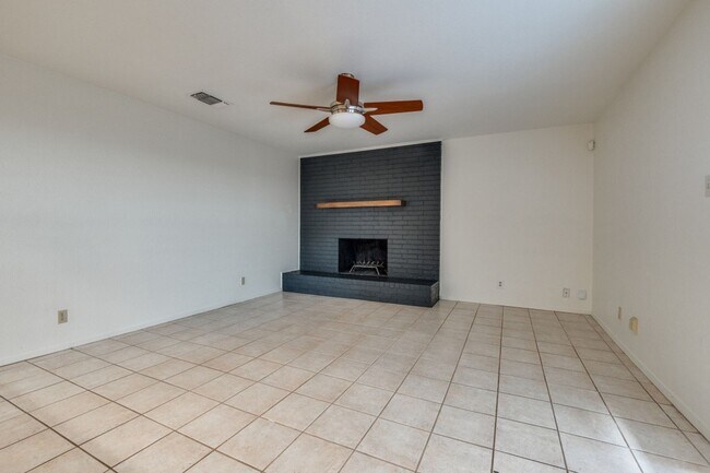 Building Photo - ***2 WEEKS FREE RENT WITH MOVE IN ON OR BE...