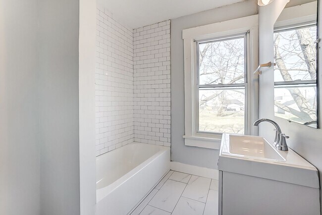 Building Photo - Four Bedroom Available in Dayton!