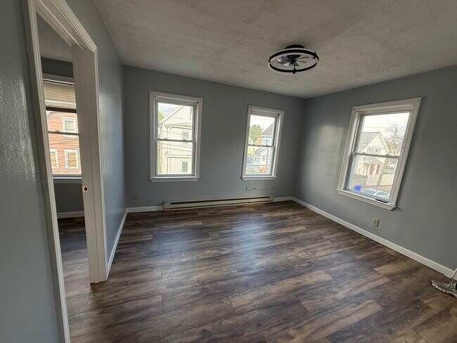 Building Photo - 18 Meadow St