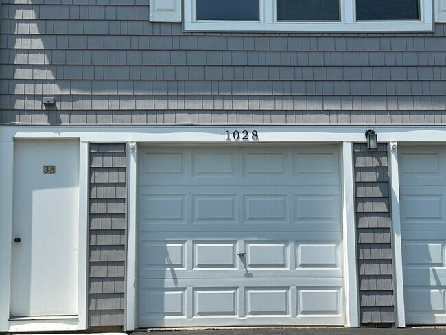 Building Photo - 1028 Brunswick Harbor