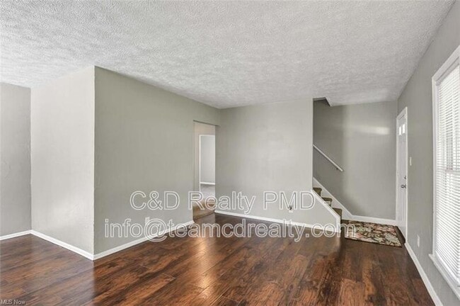 Building Photo - 640 E 261st St