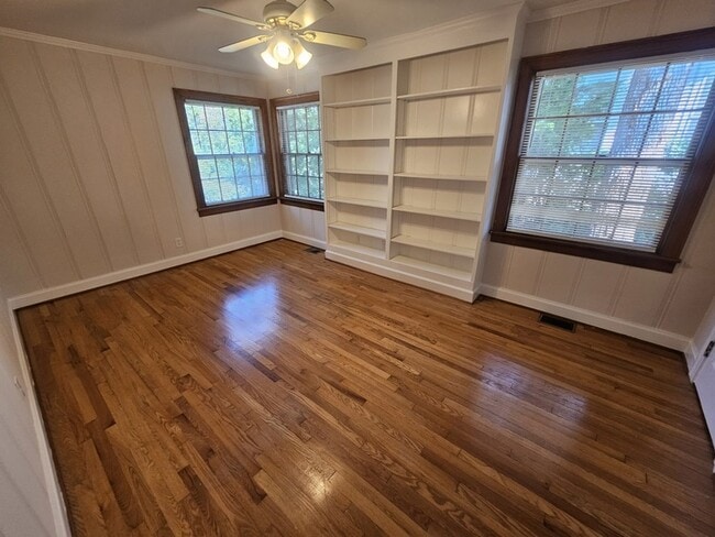 Building Photo - 2502 Woodlawn Dr