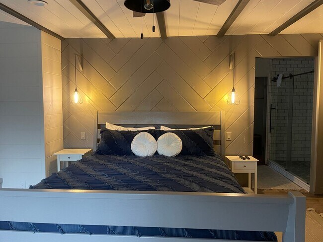 Building Photo - Large home level entry with garage.