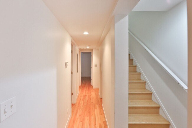 Building Photo - Amazing Noble Square Large (1600 s.f.) 3 Bedroom 2 Bath Duplex