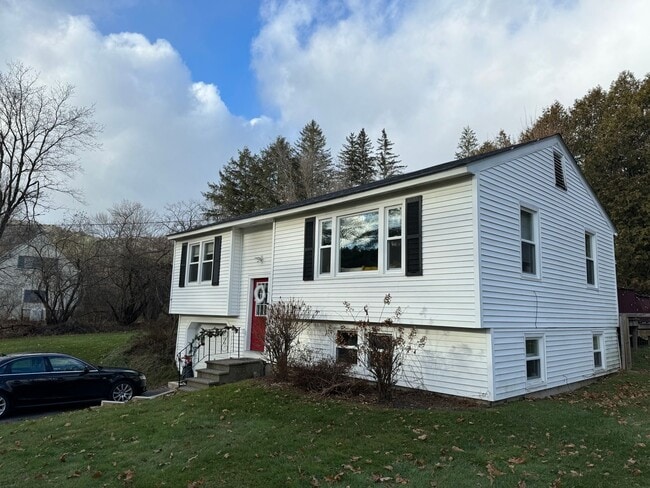 Building Photo - Charming 2 Bed, 1.5 Bath Raised Ranch (CUR...