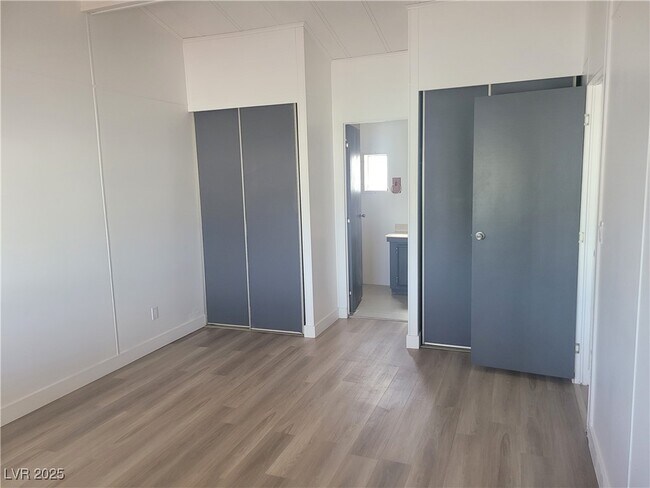 Building Photo - 1060 S Bunch St