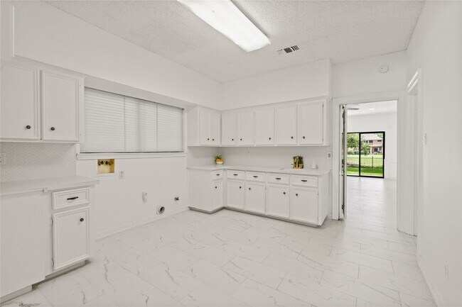 Building Photo - 1714 Plantation Dr