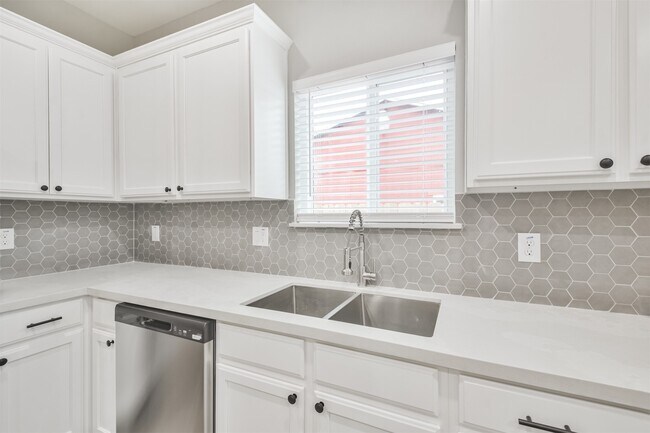 Building Photo - 7524 E Maxroy St