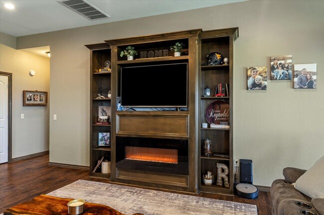 Building Photo - 8398 SW Sun Valley Dr