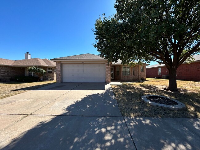 Building Photo - House Located On Cul-De-Sac With Close Acc...