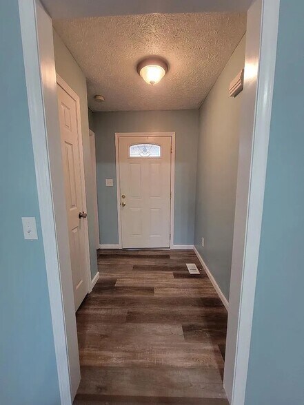 Building Photo - 9313 Oak Meadow Ct