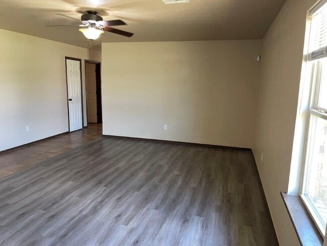 Building Photo - 3 bed 2 bath 2 car garage in Chickasha!  granite, luxury vinyl and ready for move in!