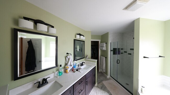 Building Photo - 5 Bed 2.5 Bath - Group - Dog Friendly - Fu...