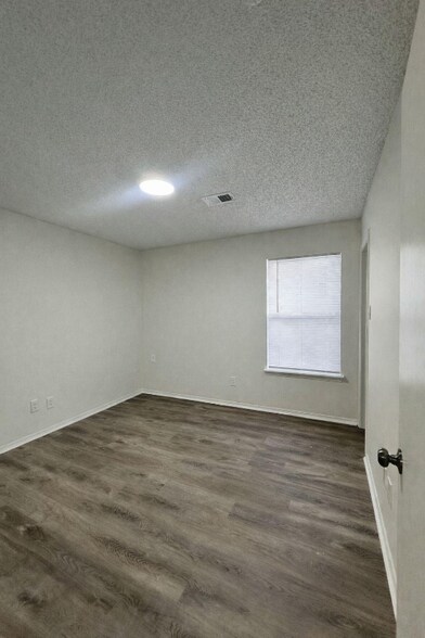 Building Photo - 410 Oakwood Ave