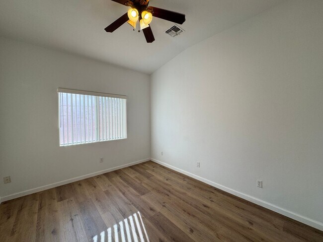 Building Photo - 3 Bed/2 Bath House with Boat Deep 3 Car Garage