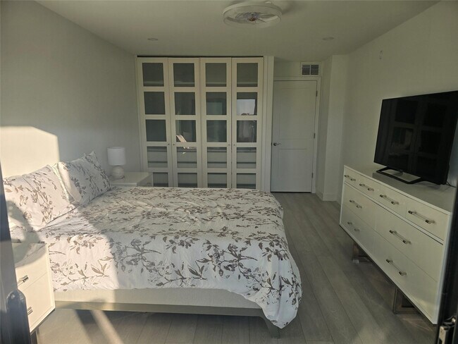 Building Photo - 1401 N Riverside Dr