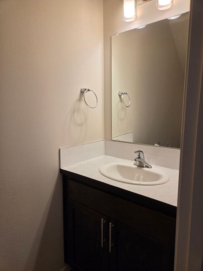 Building Photo - 2-story 3 bed 2.5 bath with garage