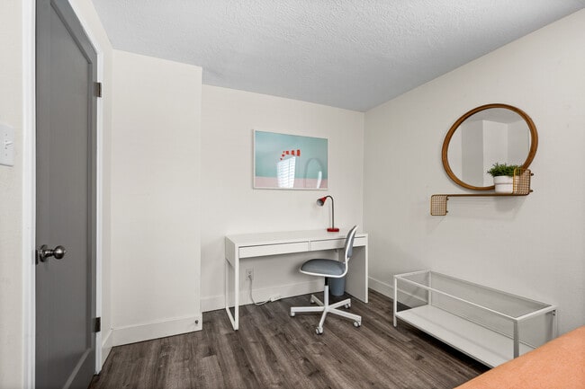 Building Photo - 376 N 8th W