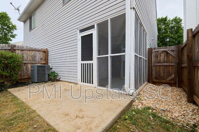 Building Photo - 12 Hayfield Ln