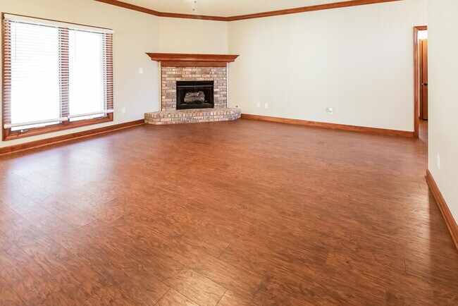 Building Photo - 7182 Golden Oaks Loop E
