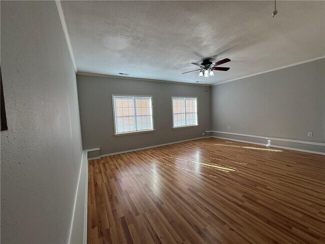 Building Photo - 350 E Margaret Pl