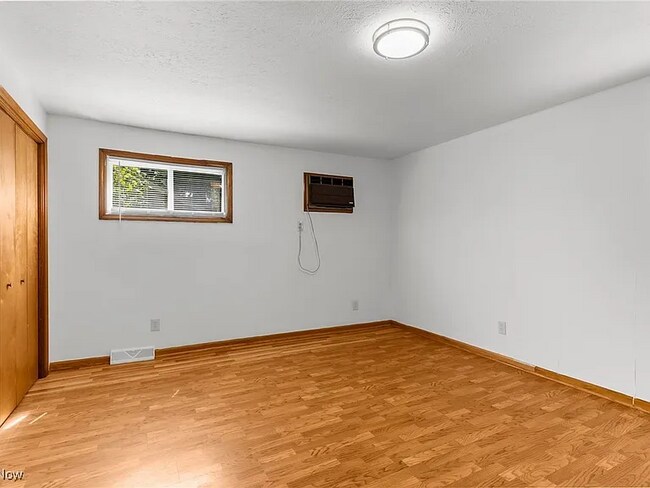 Building Photo - 566 Sunshine Ave