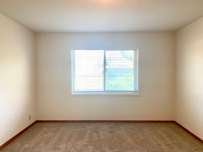Building Photo - Immaculate 1BR/1BA! Downtown San Anselmo! Parking! Laundry! PROGRESSIVE
