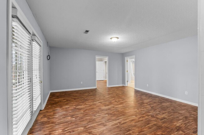 Building Photo - 911 Stonebridge Dr