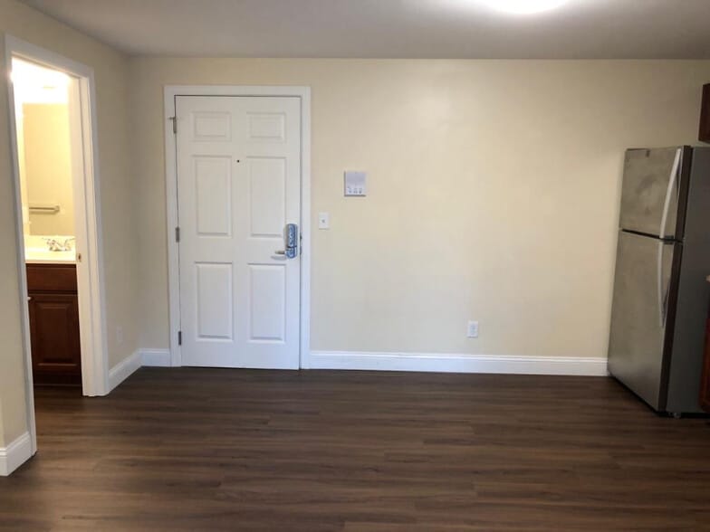 Building Photo - 65 Log St