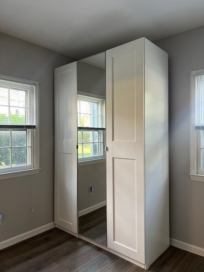 Building Photo - Charming 2-Bedroom in a Highly Sought-Afte...