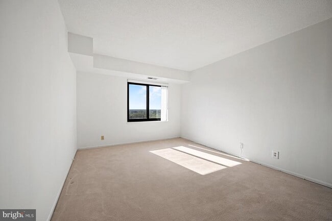 Building Photo - 307 Yoakum Pkwy