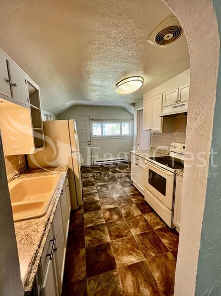 Building Photo - Comfortable 2-Bedroom Home with Fenced Yard & Washer/Dryer Hookups