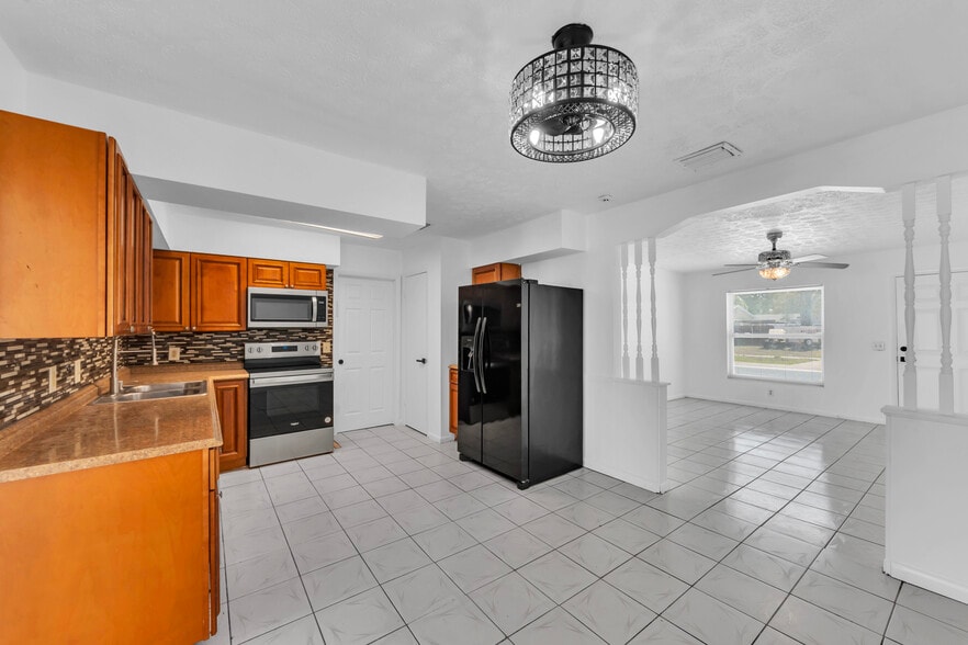 Building Photo - 6013 W Knox St