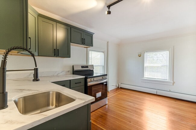 Building Photo - 169 Waterman St