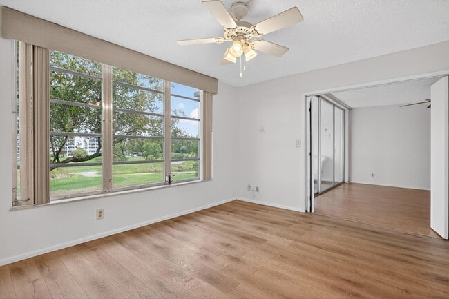 Building Photo - 2651 S Palm Aire Dr