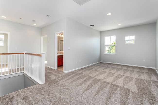 Building Photo - Start the New Years in this spacious home ...