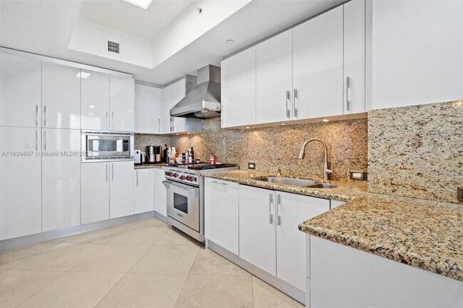 Building Photo - 17875 Collins Ave