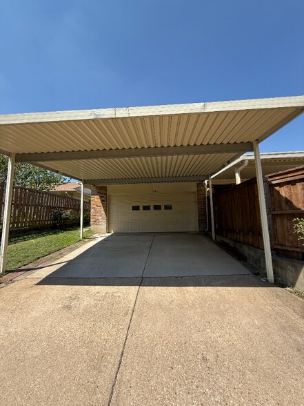 Building Photo - 2420 Pinehurst Ln