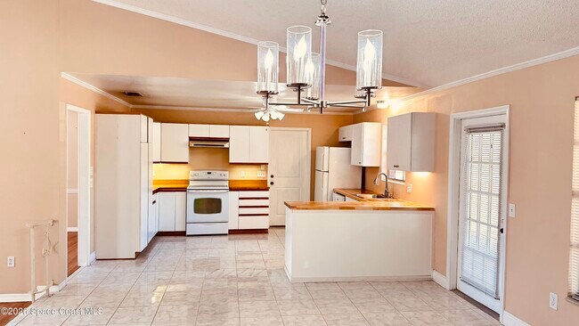 Building Photo - 301 Nesbitt St