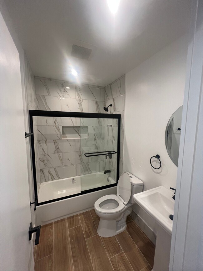 Building Photo - 14921 Vanowen St