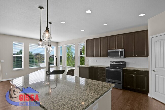 Building Photo - Beautiful home with 5 bedrooms, 4 bathroom...