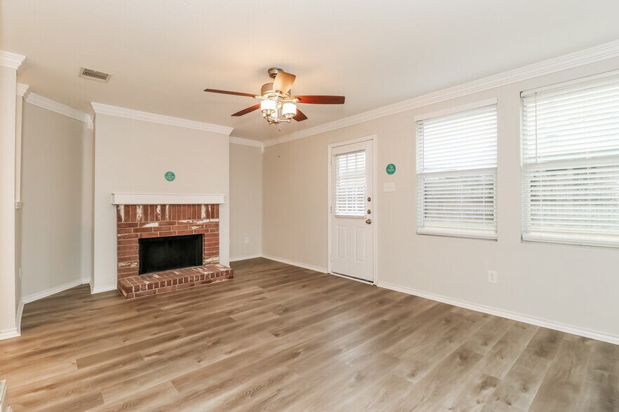 Building Photo - 637 Silvertop Rd