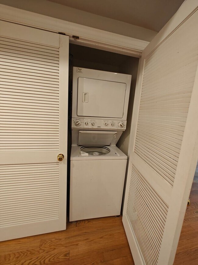 Building Photo - Large 2 bedroom one level condo on first floor