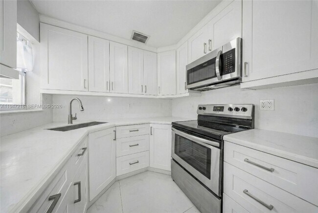 Building Photo - 10731 SW 51st Dr