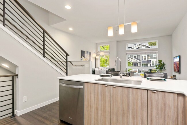Building Photo - 3Bd/2.75Ba Issaquah Townhome