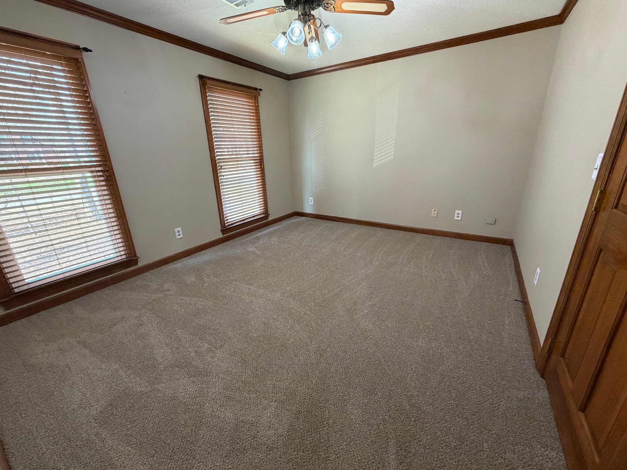 Building Photo - 3901 Buncombe Dr