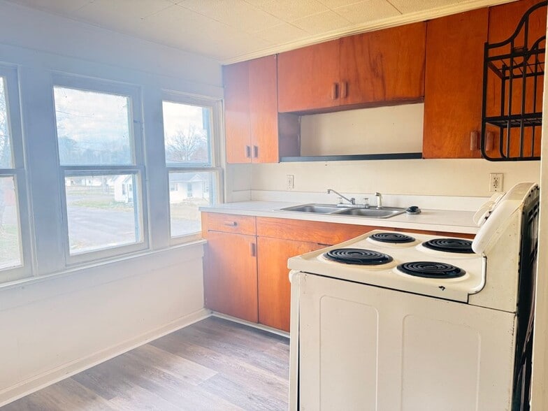 Building Photo - 502 Oak Dr