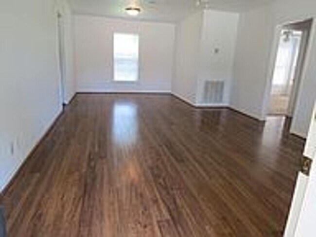 Building Photo - 2 Bed, 1 Bath Home with Bonus Room in Bryan for August Move in!